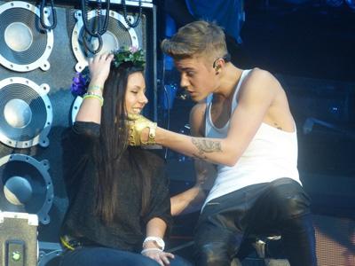 Justin Bieber Pamer Kemesraan dengan Para OLLG di MV 'Hold Tight'